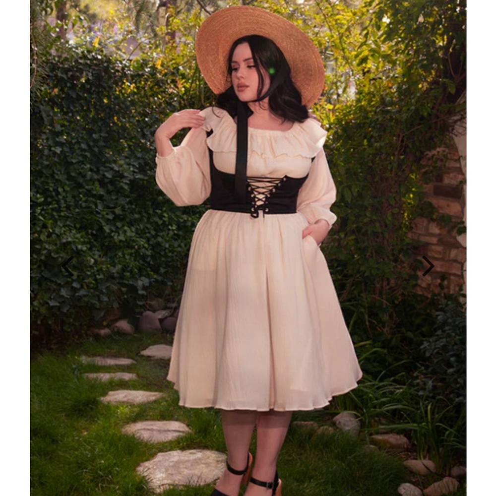 La Femme en Noir Divination Peasant dress